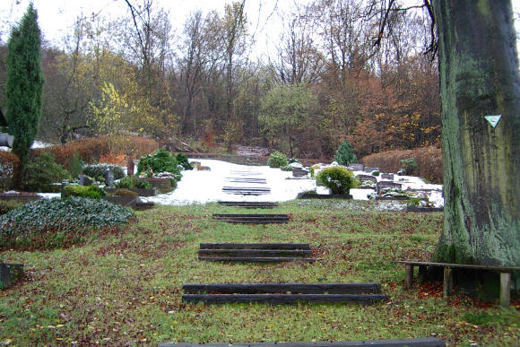 Friedhof Gewissenruh mit Blick auf das Waldenserdorf