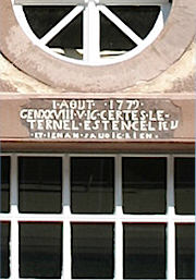 Einweihungs-Inschrift über dem Portal